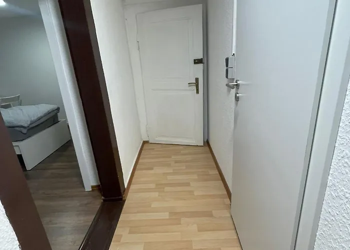 Haus Zum Bacchus Privates Nahe Bahnhof Roemisches Theater, ホームステイ *